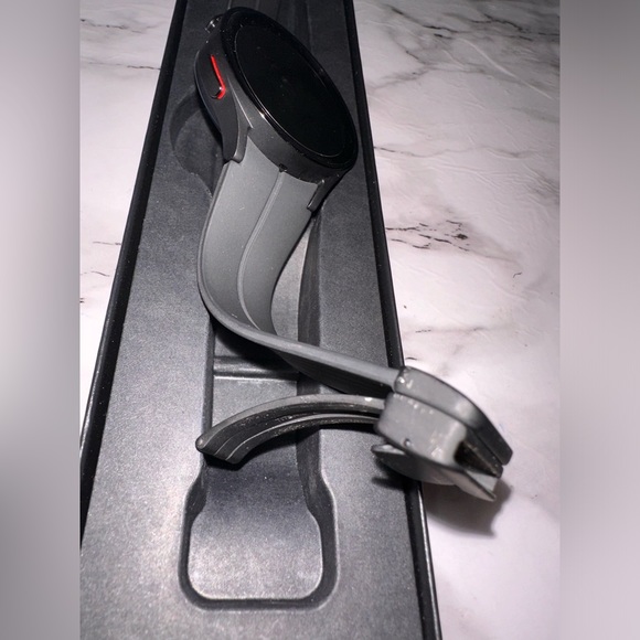 GALAXY WATCH 5 PRO BLUETOOTH|WIFI| GPS 45MM FACE, 20MM STANDARD STRAP M/L. - Picture 3 of 9